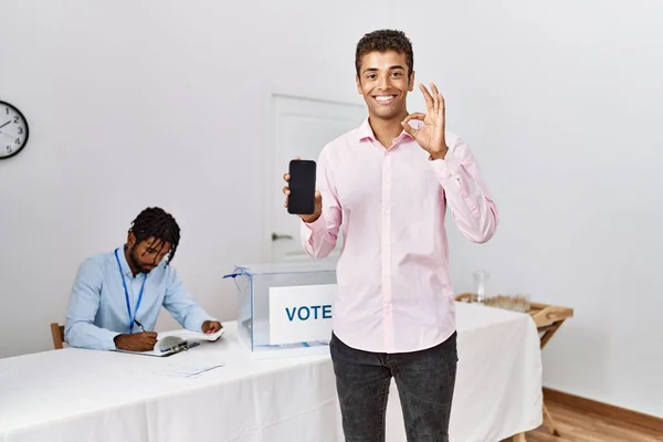 Jovens Hispânicos Eleição Campanha Política Segurando Smartphone Fazendo Sinal Com — Fotografia de Stock