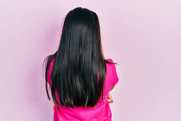 Menina Hispânica Jovem Vestindo Casual Rosa Shirt Para Trás Olhando — Fotografia de Stock