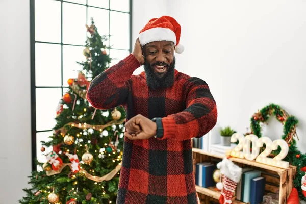 African American Man Wearing Santa Claus Hat Standing Christmas Tree — Zdjęcie stockowe