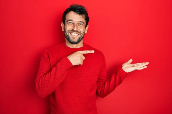 Homem Bonito Com Barba Vestindo Camisola Vermelha Casual Espantado Sorrindo — Fotografia de Stock