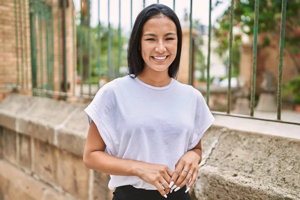 Young Latin Girl Smiling Happy Standing City — Stock Photo, Image