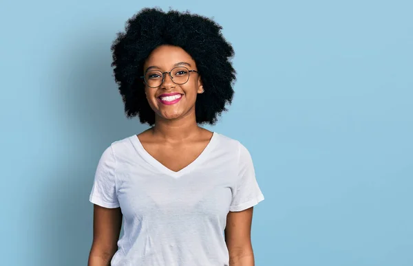 Genç Afro Amerikalı Kadın Mutlu Havalı Bir Gülüşü Olan Günlük — Stok fotoğraf