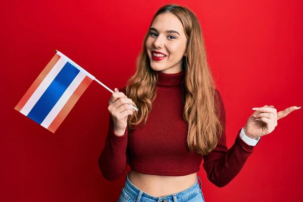 Mujer Rubia Joven Sosteniendo Tailandia Bandera Sonriendo Feliz Señalando Con —  Fotos de Stock