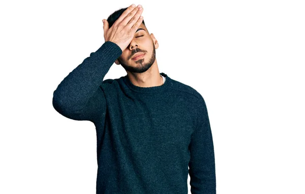 Homem Hispânico Jovem Com Barba Vestindo Camisola Inverno Casual Surpreso — Fotografia de Stock