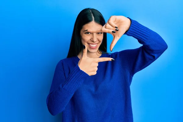 Young Hispanic Woman Wearing Casual Clothes Smiling Making Frame Hands — Stock Photo, Image