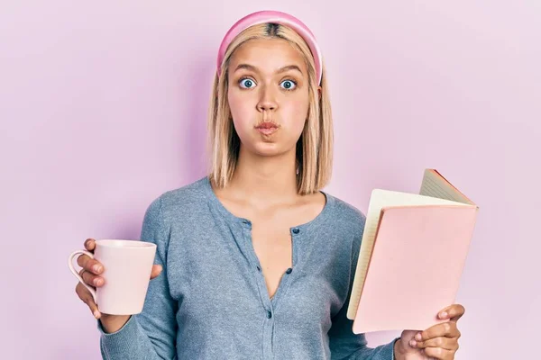 Bella Donna Bionda Che Legge Libro Beve Una Tazza Caffè — Foto Stock