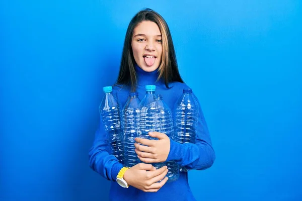 Joven Morena Sosteniendo Reciclaje Botellas Plástico Sacando Lengua Feliz Con —  Fotos de Stock