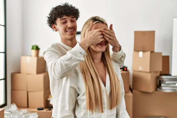 Man Verrassen Zijn Vriendin Dekking Ogen Nieuw Huis — Stockfoto