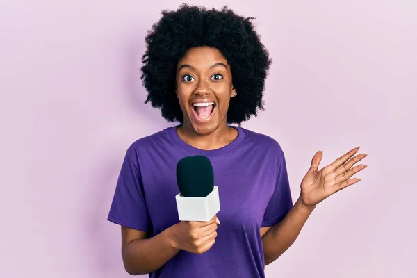 Молода Афроамериканська Жінка Тримає Мікрофон Репортер Який Прославляє Божевілля Вражений — стокове фото