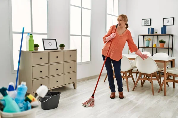 Medelålders Renare Kvinna Ler Glad Dans Och Sång Med Hjälp — Stockfoto