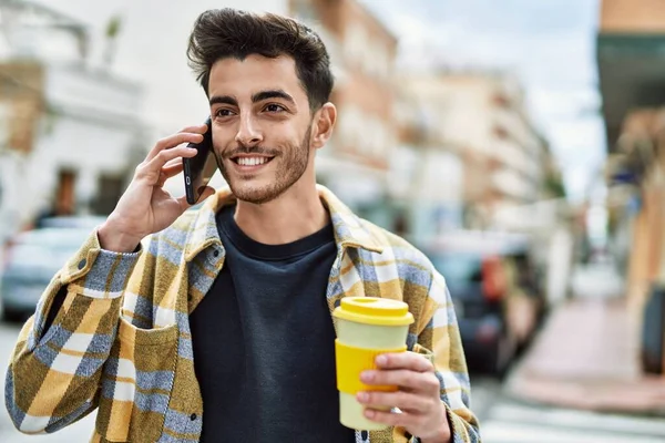 Jóképű Spanyol Férfi Mosolyog Boldog Magabiztos Város Beszél Telefonon Iszik — Stock Fotó