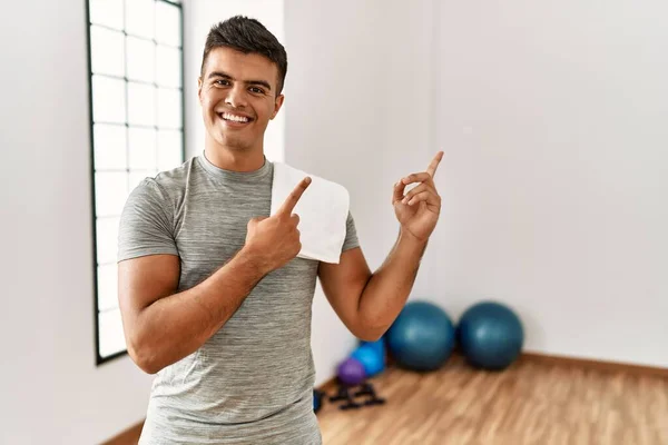 Jovem Hispânico Vestindo Roupas Esportivas Toalha Ginásio Sorrindo Olhando Para — Fotografia de Stock