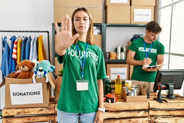 Menina Loira Jovem Vestindo Shirt Voluntária Carrinho Doação Fazendo Parar — Fotografia de Stock