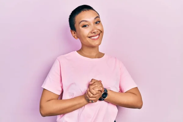 Mulher Hispânica Bonita Com Cabelo Curto Vestindo Camisa Casual Rosa — Fotografia de Stock