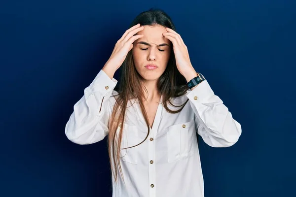 Jovem Adolescente Morena Vestindo Camisa Branca Casual Sofrendo Dor Cabeça — Fotografia de Stock