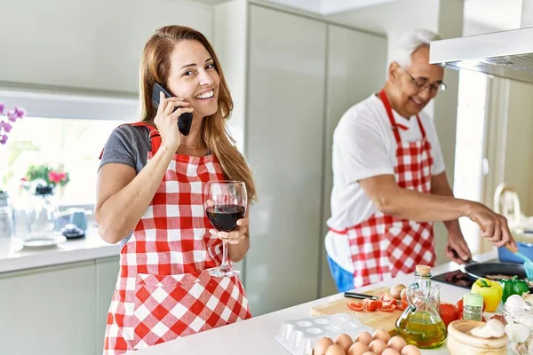 Orta Yaşlı Spanyol Çift Gülümsüyor Mutfakta Yemek Pişiriyor Akıllı Telefondan — Stok fotoğraf