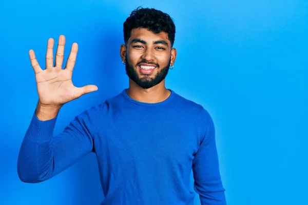 Arabische Man Met Baard Draagt Casual Blauwe Trui Tonen Wijzen — Stockfoto