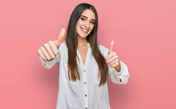 Mulher Bonita Nova Vestindo Camisa Branca Casual Aprovando Fazer Gesto — Fotografia de Stock