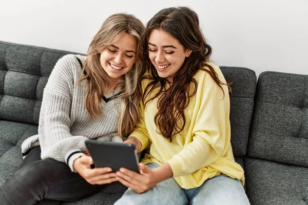 Jong Paar Glimlachen Gelukkig Met Behulp Van Touchpad Thuis — Stockfoto