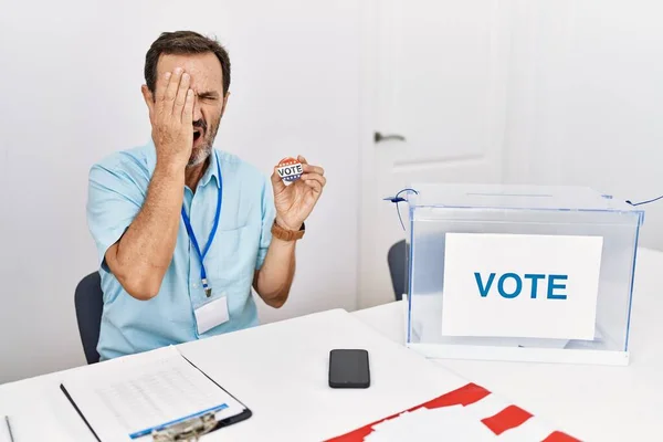 Homem Meia Idade Com Barba Sentado Por Cédula Segurando Voto — Fotografia de Stock