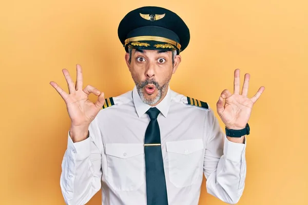 Snygg Medelålders Man Med Grått Hår Bär Flygplan Pilot Uniform — Stockfoto