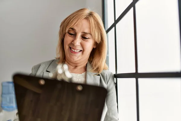 Orta Yaşlı Kadını Gülümsüyor Panoya Mutlu Yazılar Yazıyor Ofisin Camına — Stok fotoğraf