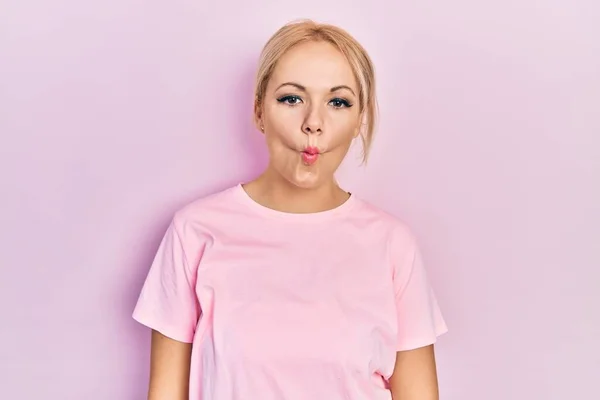 Ung Blond Kvinna Bär Casual Rosa Shirt Gör Fisk Ansikte — Stockfoto