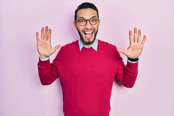 Uomo Ispanico Con Barba Che Indossa Camicia Lavoro Occhiali Mostrando — Foto Stock