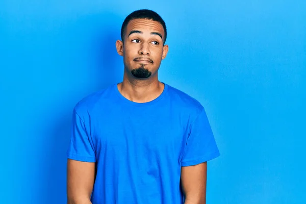 Ung Afrikansk Amerikan Man Bär Casual Blå Shirt Leende Tittar — Stockfoto