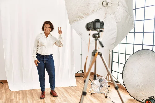 Eine Hispanische Frau Mittleren Alters Posiert Als Model Fotostudio Und — Stockfoto