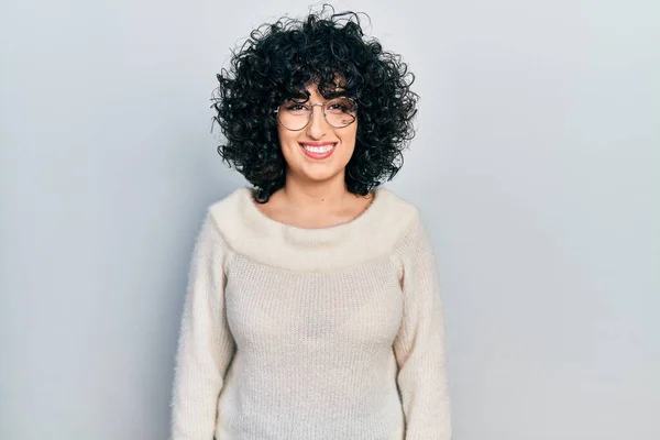 Jonge Vrouw Uit Het Midden Oosten Draagt Een Casual Wit — Stockfoto