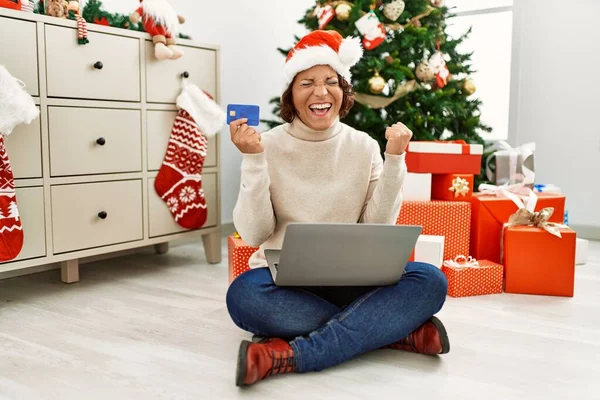 Mulher Hispânica Meia Idade Usando Chapéu Natal Segurando Presente Cartão — Fotografia de Stock