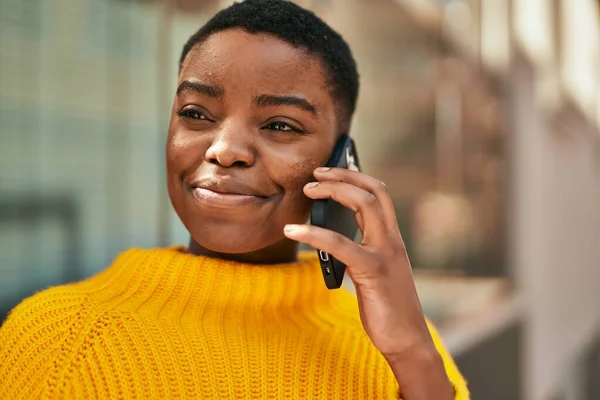 Young African American Woman Smiling Happy Talking Smartphone City — Stock Photo, Image