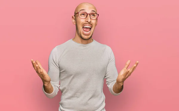 Hombre Calvo Con Barba Vistiendo Ropa Casual Gafas Loco Loco — Foto de Stock