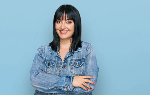 Jovem Hispânica Vestindo Roupas Casuais Rosto Feliz Sorrindo Com Braços — Fotografia de Stock