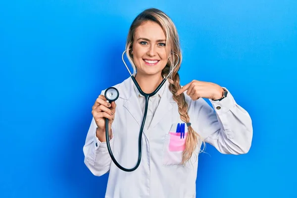 Krásná Mladá Blondýnka Lékař Žena Držící Stetoskop Vypadá Sebevědomě Úsměvem — Stock fotografie