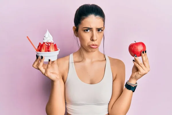 Νεαρή Ισπανίδα Που Φοράει Αθλητικά Κρατώντας Μήλο Και Παγωτό Καταθλιπτική — Φωτογραφία Αρχείου