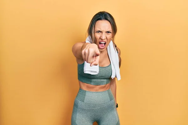 Hermosa Mujer Hispana Usando Ropa Deportiva Toalla Señalando Disgustado Frustrado — Foto de Stock