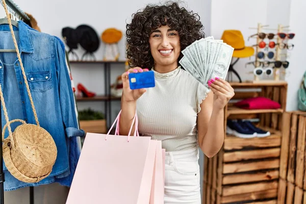 Junge Kundin Aus Dem Nahen Osten Bezahlt Mit Kreditkarte Und — Stockfoto