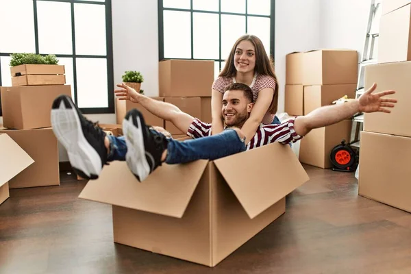 Joven Pareja Caucásica Sonriendo Feliz Jugando Usando Caja Cartón Como —  Fotos de Stock