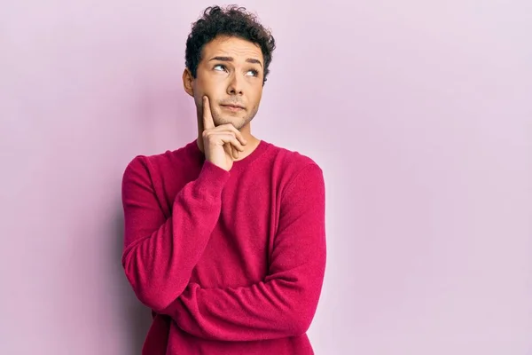 Hombre Hispano Guapo Usando Ropa Casual Sobre Fondo Rosa Pensando —  Fotos de Stock