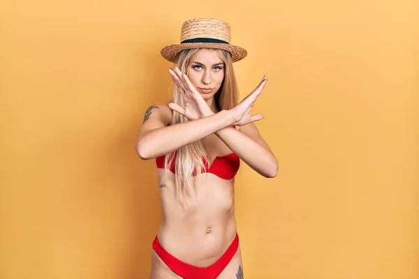 Fiatal Kaukázusi Visel Bikini Nyári Kalap Elutasítás Kifejezés Keresztbe Karok — Stock Fotó
