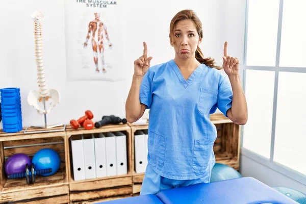 Středního Věku Hispánský Fyzioterapeut Žena Pracující Bolesti Zotavení Klinika Ukazuje — Stock fotografie