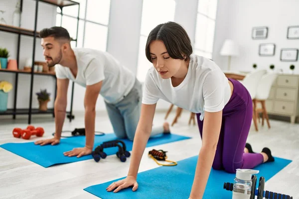 Joven Pareja Hispana Haciendo Deporte Estirándose Alfombra Casa — Foto de Stock