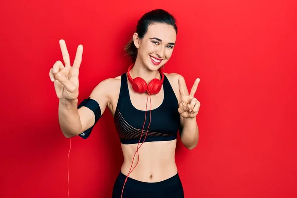 Jong Latijns Amerikaans Meisje Draagt Gymkleren Gebruikt Een Koptelefoon Die — Stockfoto