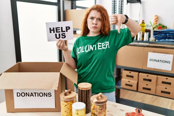 Young Redhead Woman Wearing Volunteer Shirt Holding Help Banner Angry — Stock Photo, Image