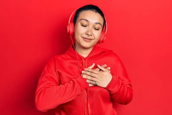 Kısa Saçlı Güzel Spanyol Kadın Müzik Dinliyor Kulaklık Takıyor Elleri — Stok fotoğraf