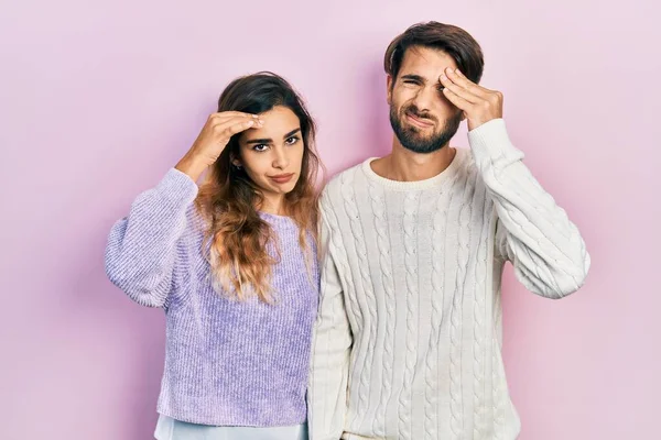 Junges Hispanisches Paar Lässiger Kleidung Besorgt Und Gestresst Über Ein — Stockfoto