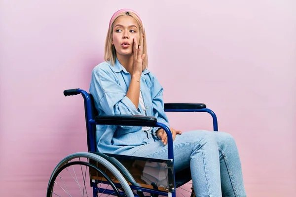 Krásná Blondýnka Sedí Invalidním Vozíku Ruku Ústech Vyprávět Tajné Fámy — Stock fotografie