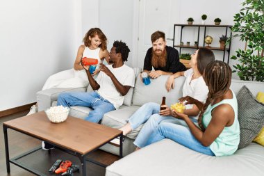 Bir grup genç arkadaş evdeki kanepede parti veriyor..